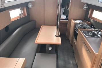 Yachtcharter Oceanis 35.1 3cab pantry