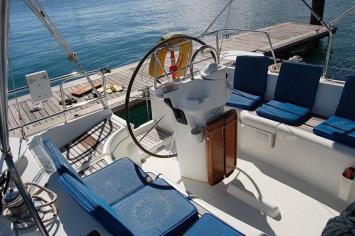 Yachtcharter Oceanis 362 2cab cockpit