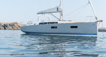 Yachtcharter Oceanis 38 2cab side
