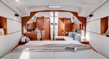 Yachtcharter Oceanis 38 2cab interior