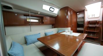 Yachtcharter Oceanis 40 2cab salon