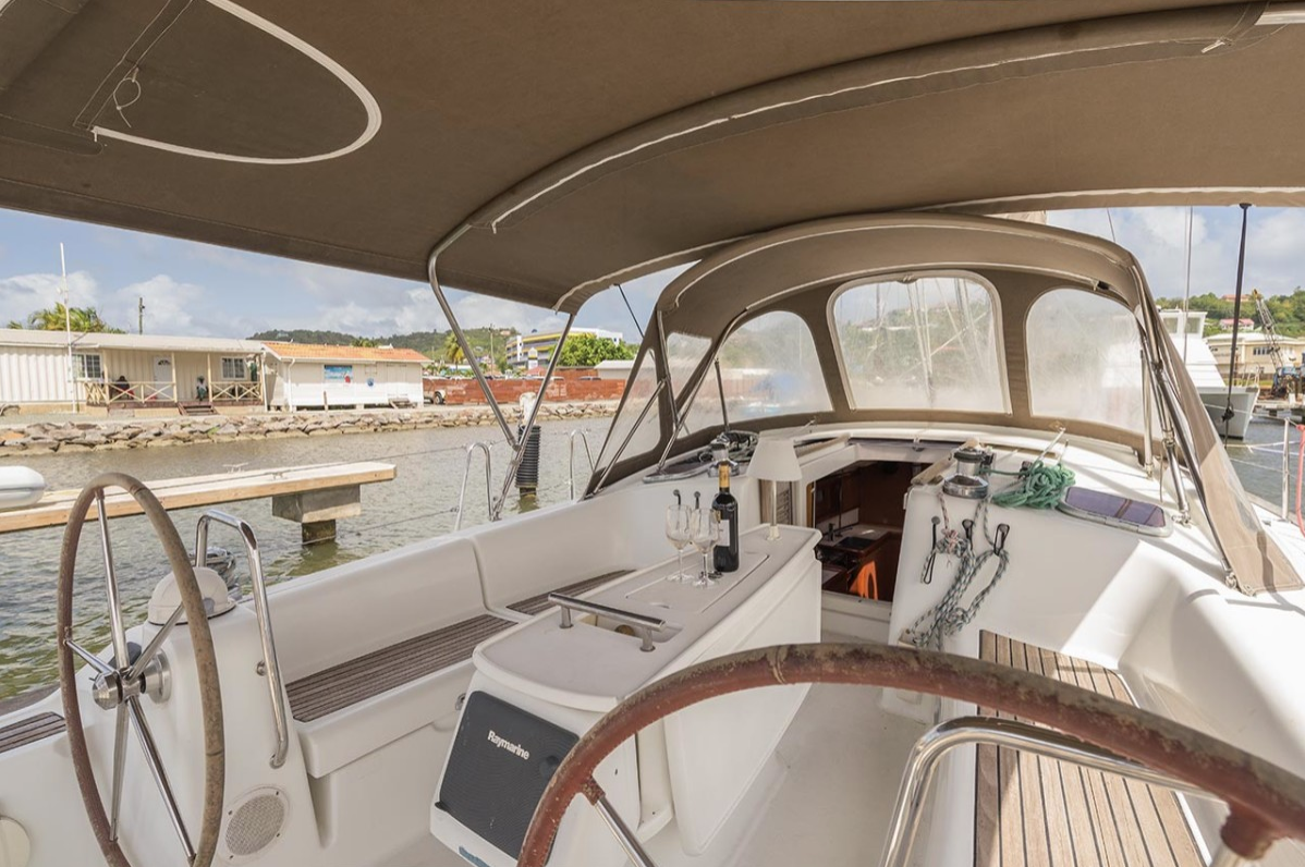 Yachtcharter Oceanis 413 3cab cockpit