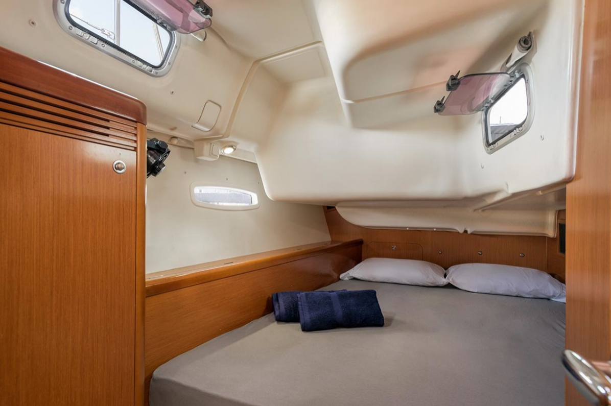 Yachtcharter Oceanis 413 3cab bed