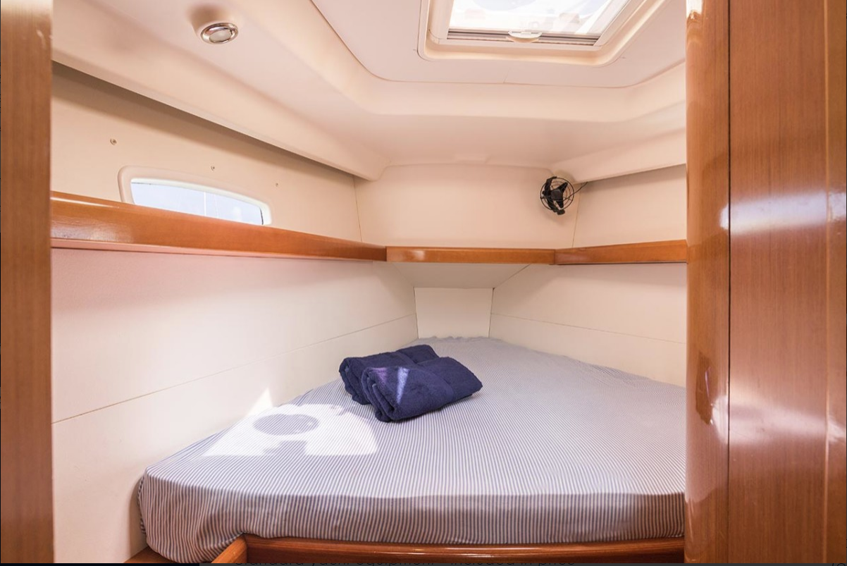 Yachtcharter Oceanis 413 3cab cabin