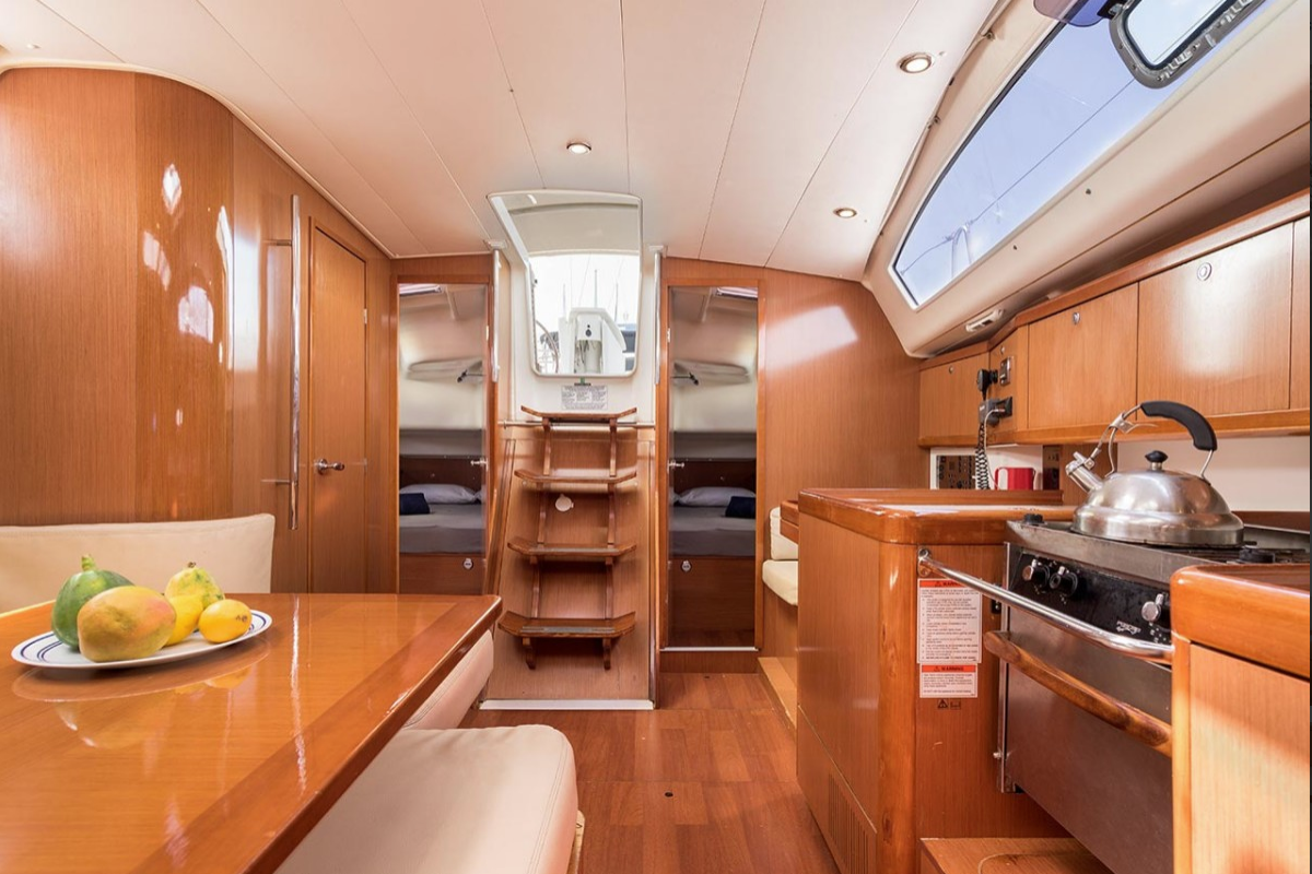 Yachtcharter Oceanis 413 3cab interior