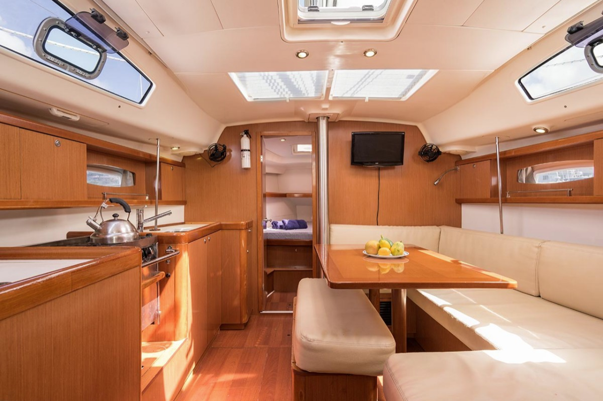 Yachtcharter Oceanis 413 3cab salon