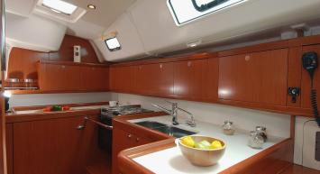 Yachtcharter Oceanis 43 3cab pantry