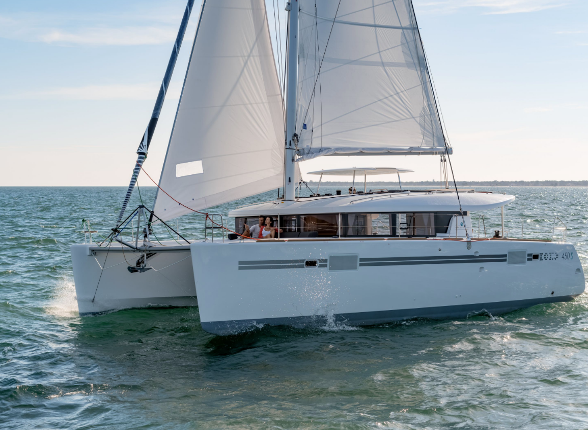 Yachtcharter lagoon450S 4cab sideview