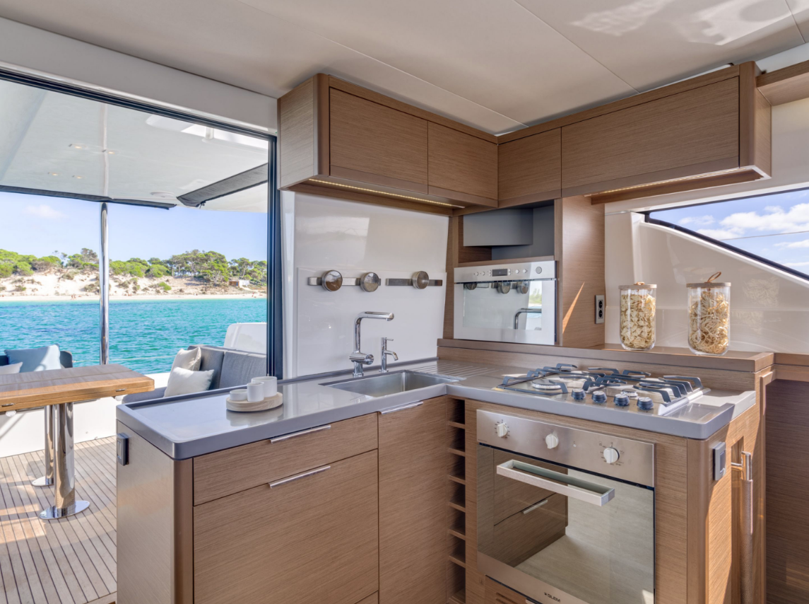 Yachtcharter lagoon 50 4cab pantry