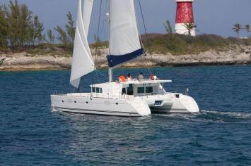 Yachtcharter Lagoon 500 3cab side