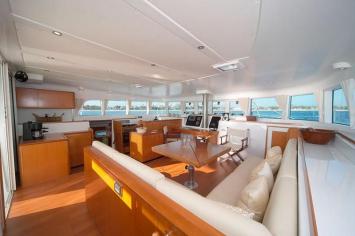 Yachtcharter Lagoon 500 3cab salon