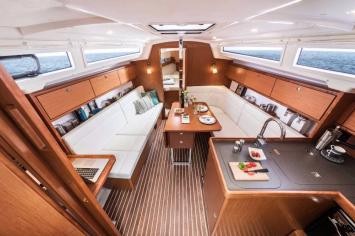 Yachtcharter Bavaria Cruiser 34 3cab salon