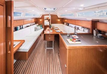 Yachtcharter Bavaria Cruiser 34 3cab salon