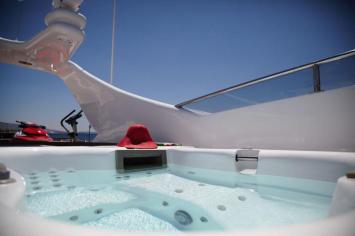 Yachtcharter Bugari100 8