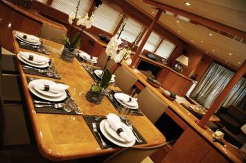 Yachtcharter Bugari100 13