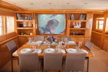 Yachtcharter Bugari100 14