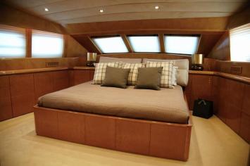Yachtcharter Bugari100 16