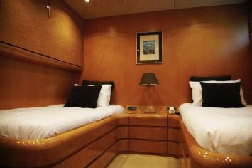 Yachtcharter Bugari100 17