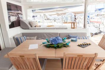 Yachtcharter lagoon 620 3 cabins dining area