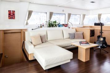 Yachtcharter lagoon 620 3 cabins saloon