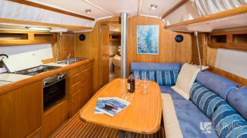 Yachtcharter Bavaria 42 Match 3cab salon