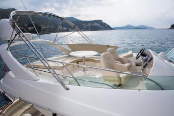 Yachtcharter JeanneauPrestige36Fly 3