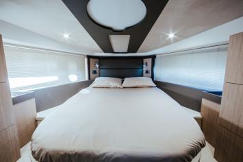 Yachtcharter Cranchi M 44 HT 2cab cabin