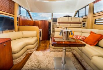 Yachtcharter fairline squadron 42 saloon