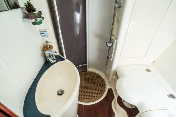 Yachtcharter fairline squadron 42 bathroom
