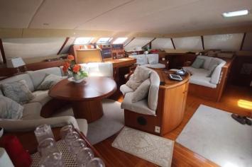 Yachtcharter Lagoon 67 5cab salon