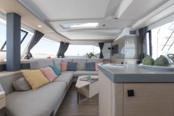 Yachtcharter Fountaine Pajot Saona 47 5cab salon