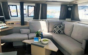 Yachtcharter Fountaine Pajot Saona 47 Quintet 5cab salon