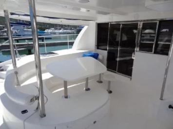 Yachtcharter Leopard 47 Powercat cockpit