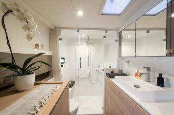 Yachtcharter Bali4.0 3cab bathroom