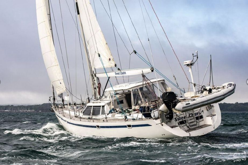 Yachtcharter Farr 60 pilot house 4cab back