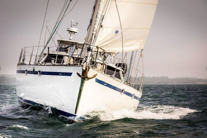 Yachtcharter Farr 60 pilot house 4cab front