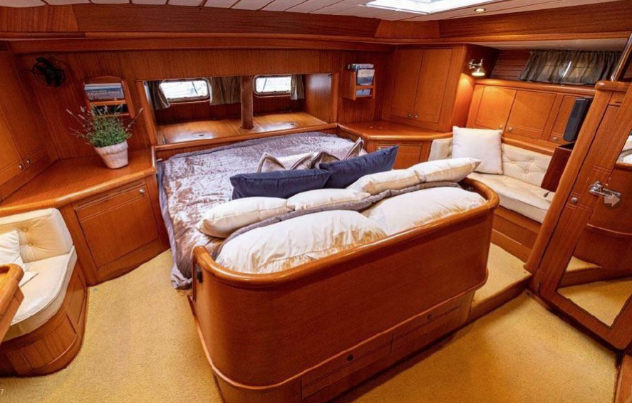 Yachtcharter Farr 60 pilot house 4cab cabin