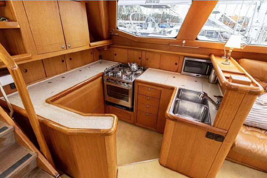 Yachtcharter Farr 60 pilot house 4cab pantry