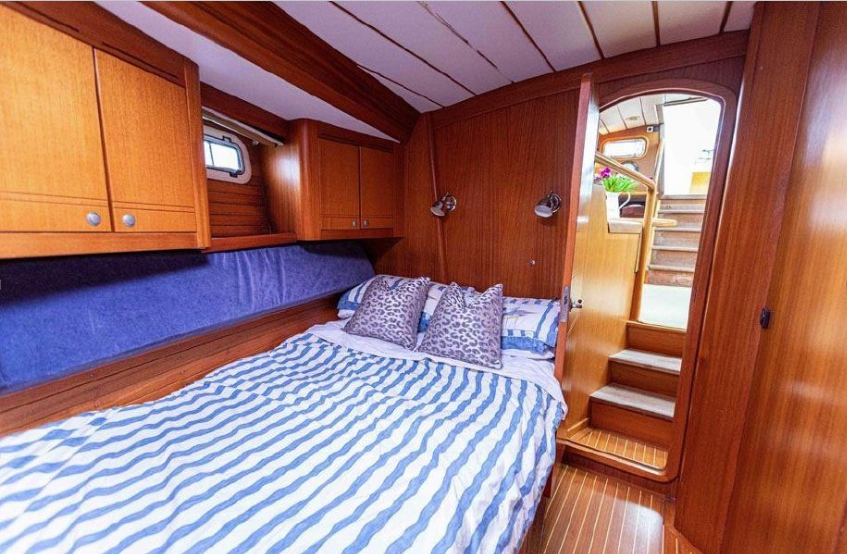 Yachtcharter Farr 60 pilot house 4cab cabin