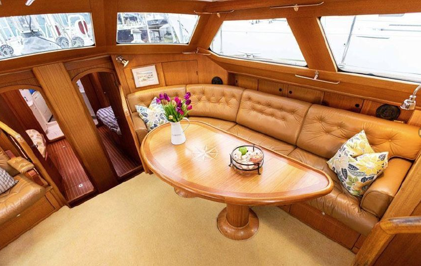 Yachtcharter Farr 60 pilot house 4cab salon