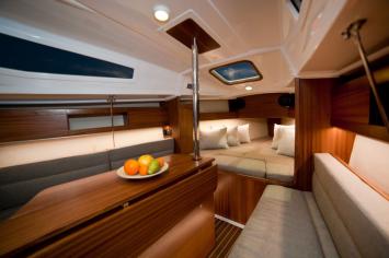 Yachtcharter Maxys 26 prestige 1cab interior