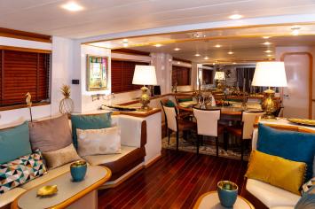 Yachtcharter Motor yacht RHAPSODY 6cab salon