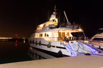 Yachtcharter Motor yacht RHAPSODY 6cab back