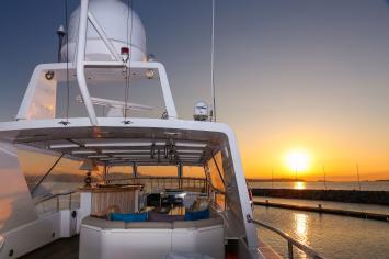 Yachtcharter Motor yacht RHAPSODY 6cab sunset