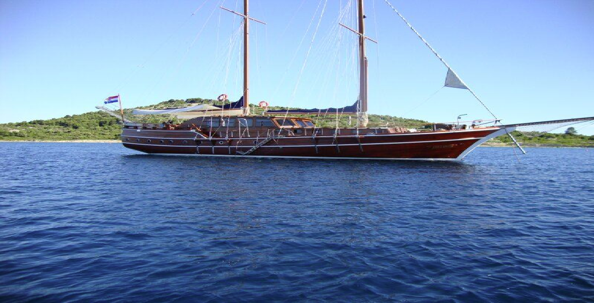 Yachtcharter Eleganza 5cab outer