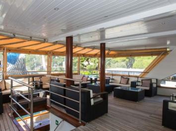 Yachtcharter Royal Eleganza 18cab salon