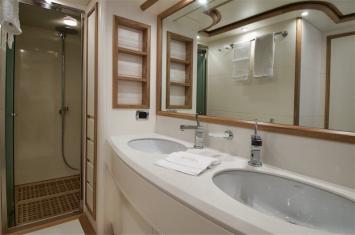 Yachtcharter Alalunga 78 4cab bathroom