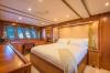 Yachtcharter predator 108 4cab cabin
