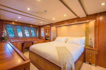Yachtcharter predator 108 4cab cabin
