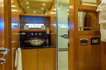 Yachtcharter predator 108 4cab bathroom